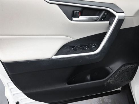 Used 2020 Toyota RAV4 XLE Premium image 14