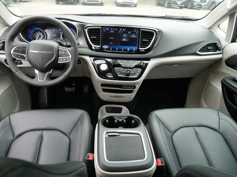 Used 2024 Chrysler Pacifica Touring-L FWD image 10