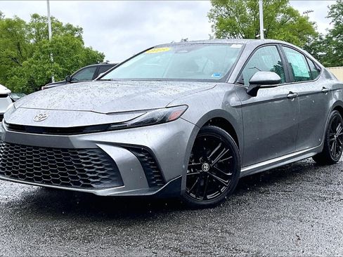 Used 2025 Toyota Camry SE FWD image 1