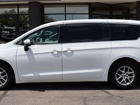 Used 2023 Chrysler Voyager LX FWD image 8