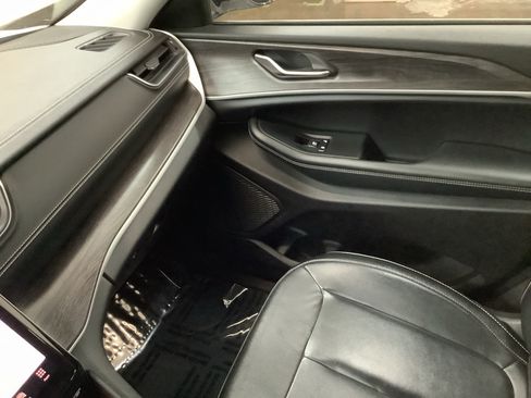 Used 2023 Jeep Grand Cherokee Limited AWD/4WD image 21