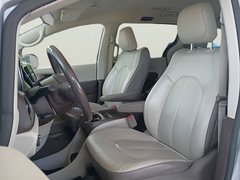 Used 2018 Chrysler Pacifica Touring-L FWD image 3