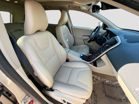 Used 2015 Volvo XC60 T5 Platinum image 16