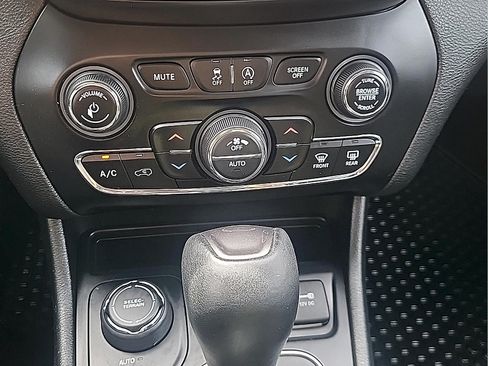 Used 2019 Jeep Cherokee Latitude Plus w/ Comfort/Convenience Group AWD/4WD image 26