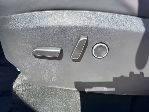 Used 2022 Tesla Model Y Long Range image 10