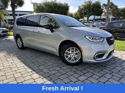 Used 2024 Chrysler Pacifica Touring