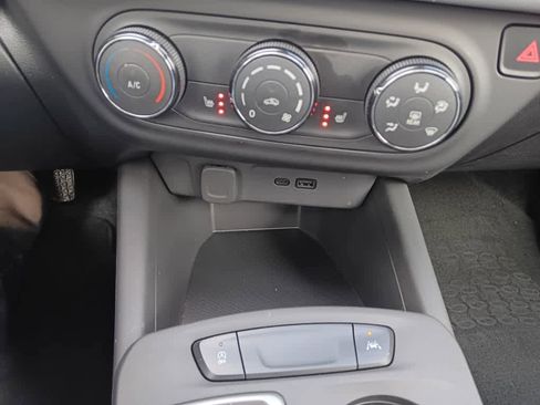 Used 2024 Chevrolet Trax RS w/ Sunroof Package image 24