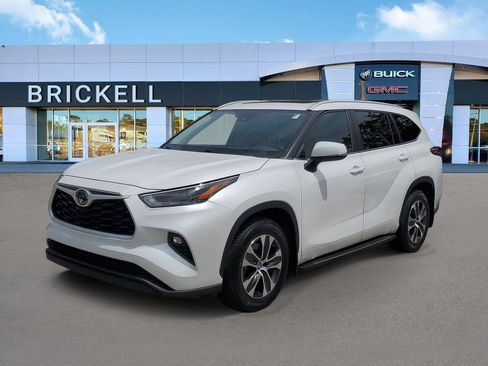 Used 2024 Toyota Highlander XLE FWD image 1