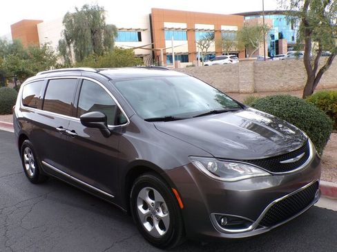 Used 2017 Chrysler Pacifica Touring-L Plus image 1