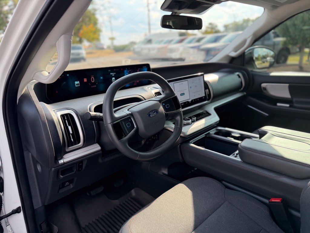 Used 2025 Ford Expedition Active RWD image 13
