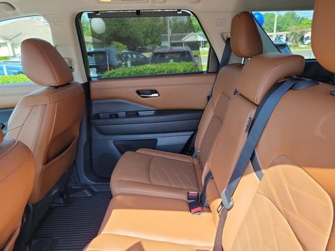 Used 2024 Nissan Pathfinder Platinum AWD/4WD image 15