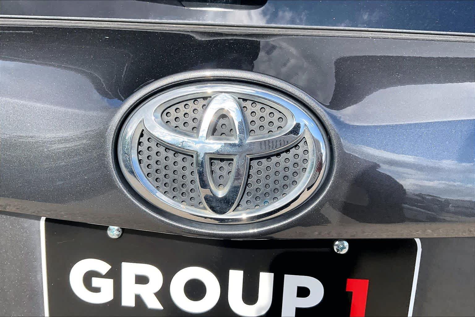 Used 2018 Toyota RAV4 Limited FWD image 30