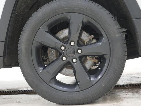 Used 2023 Jeep Grand Cherokee L Limited w/ Black Appearance Package AWD/4WD image 10