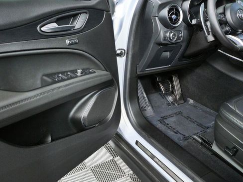 Used 2023 Alfa Romeo Stelvio Sprint RWD image 35