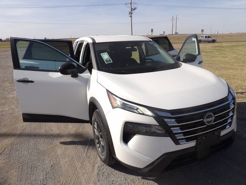 Used 2024 Nissan Rogue S image 28