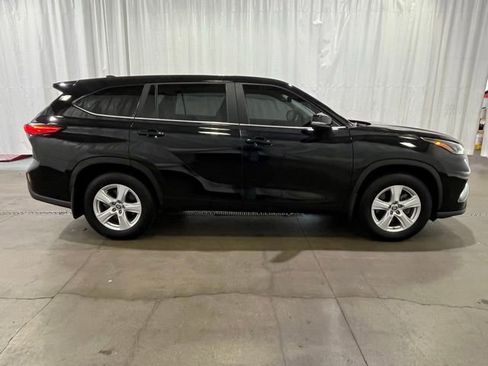 Used 2023 Toyota Highlander LE AWD/4WD image 3