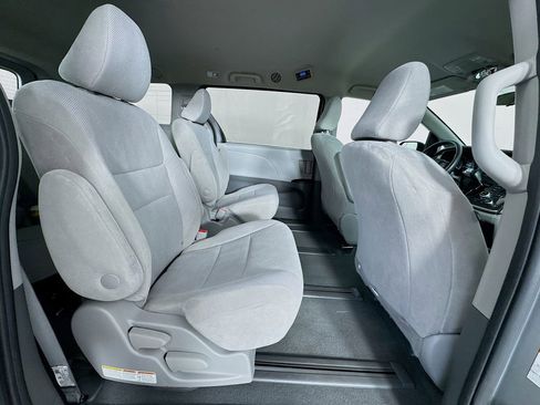Used 2020 Toyota Sienna L image 26