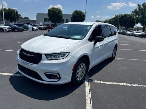 Used 2025 Chrysler Pacifica Select FWD image 9