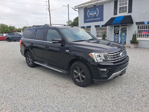 Used 2018 Ford Expedition XLT w/ Equipment Group 202A AWD/4WD image 14
