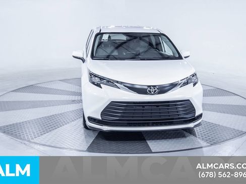 Used 2026 Toyota Sienna LE FWD image 15