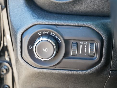 Used 2018 Jeep Wrangler Unlimited Sahara AWD/4WD image 27