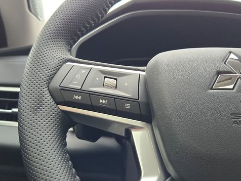 New 2025 Mitsubishi Outlander SE image 28