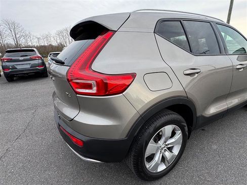 Used 2022 Volvo XC40 T4 Momentum image 25