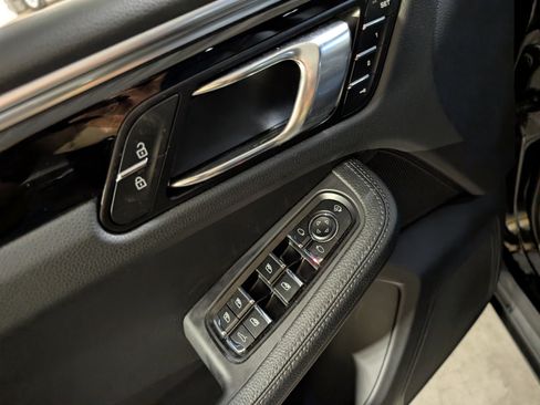 Certified 2024 Porsche Macan image 17