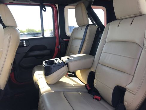 Used 2018 Jeep Wrangler Unlimited Sahara image 21