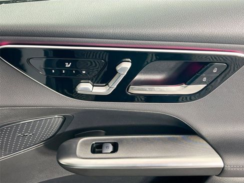 Used 2025 Mercedes-Benz GLC 300 4MATIC image 29