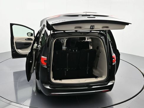 Certified 2023 Chrysler Pacifica Touring-L FWD image 47
