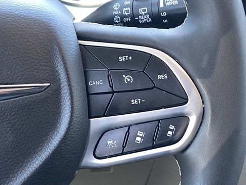 Used 2023 Chrysler Pacifica Touring-L FWD image 26