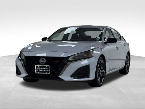 Used 2023 Nissan Altima 2.5 SR w/ SR Premium Package image 3