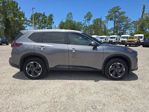 Used 2024 Nissan Rogue SV FWD image 3