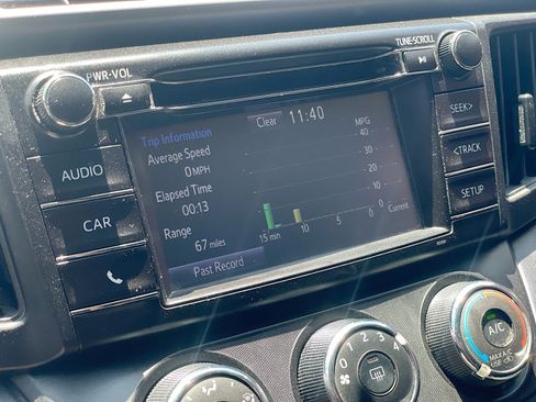 Used 2018 Toyota RAV4 LE FWD image 10