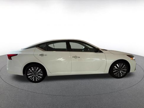 Used 2025 Nissan Altima 2.5 SV FWD image 16
