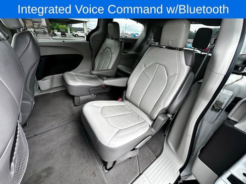Used 2017 Chrysler Pacifica Touring-L w/ Tire & Wheel Group FWD image 13