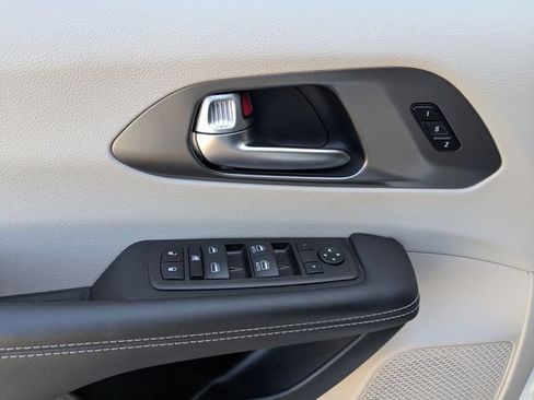 Used 2023 Chrysler Pacifica Touring-L FWD image 23
