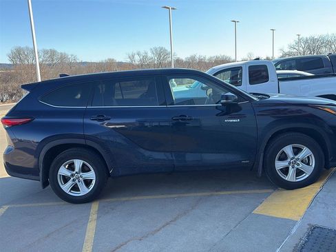 Used 2021 Toyota Highlander LE image 15