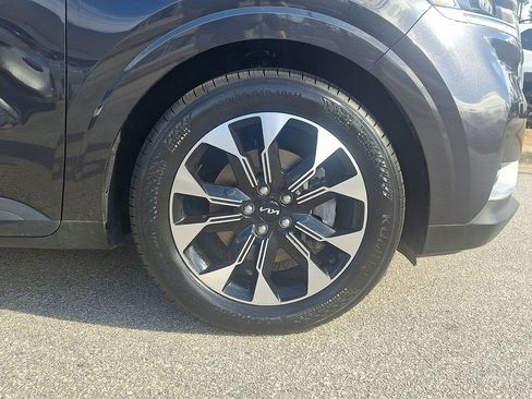 Used 2024 Kia Carnival EX image 8