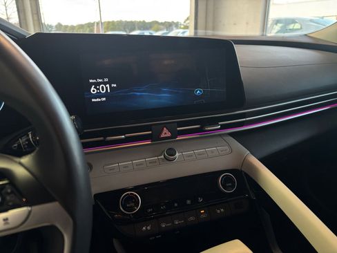 Used 2025 Hyundai Elantra Limited image 27