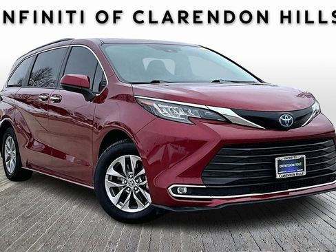 Used 2022 Toyota Sienna XLE image 1