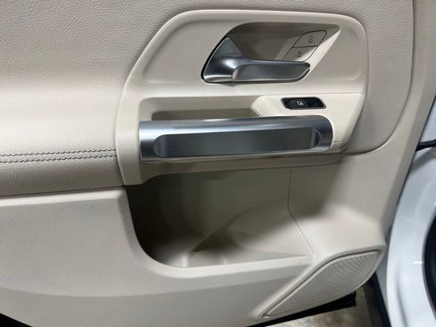 Used 2025 Mercedes-Benz GLB 250 4MATIC image 24