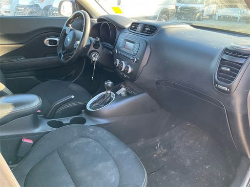 Used 2015 Kia Soul + image 11