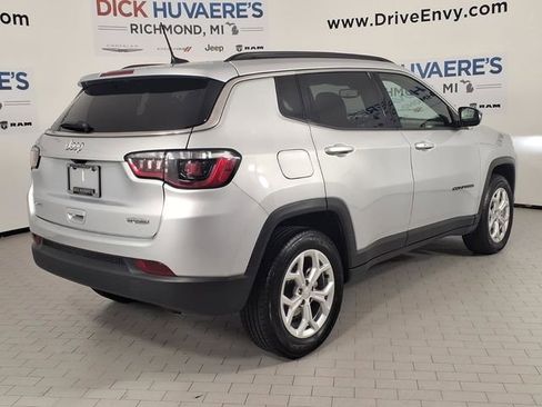 Used 2024 Jeep Compass Latitude AWD/4WD image 4