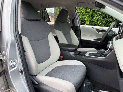 Used 2020 Toyota RAV4 XLE AWD/4WD image 32