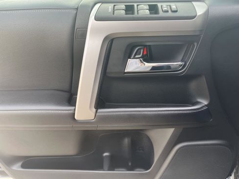 Used 2018 Toyota 4Runner SR5 AWD/4WD image 10