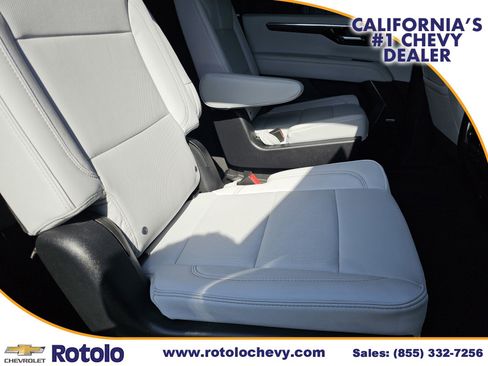 Used 2025 Chevrolet Suburban Premier RWD image 12