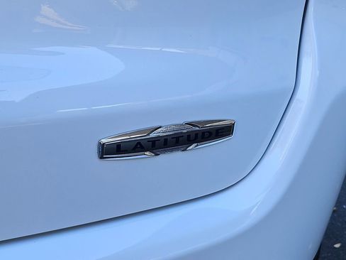 Used 2024 Jeep Compass Latitude image 28