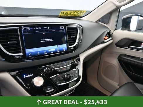 Used 2024 Chrysler Pacifica Touring-L FWD image 24